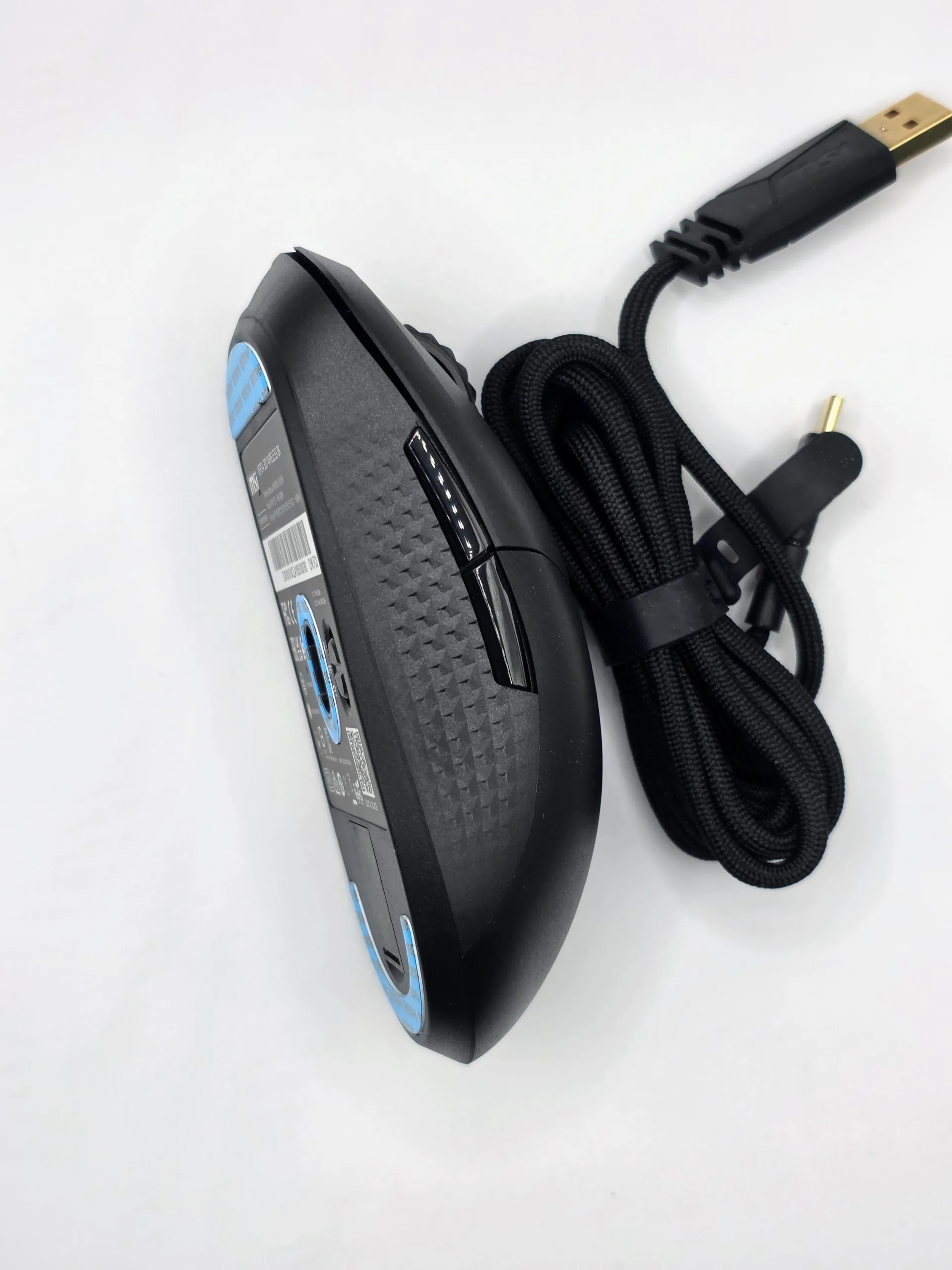 MSI Versa 300 Wireless 8K left side profile highlighting the side buttons and diamond grip texture