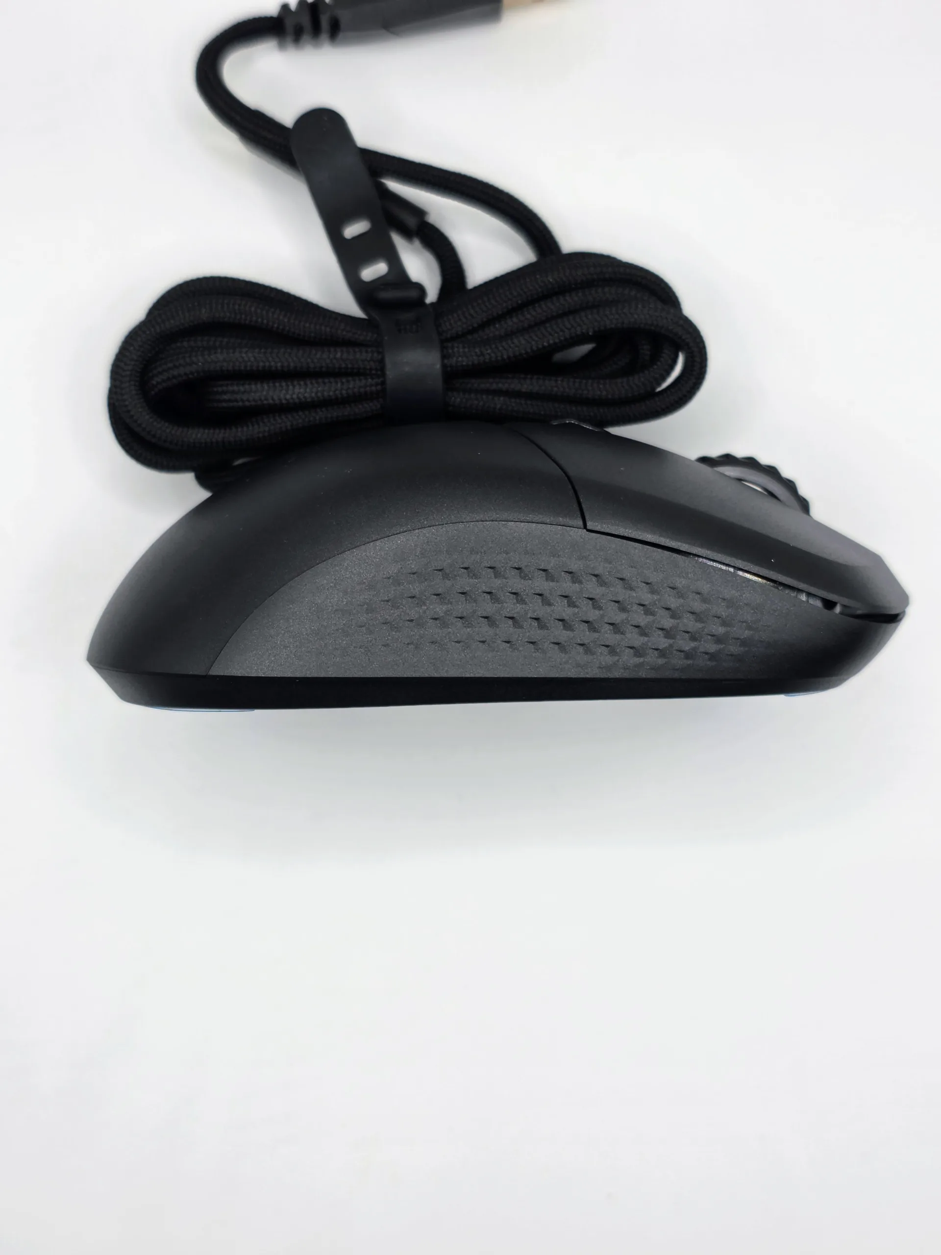 MSI Versa 300 Wireless 8K right side profile showing the textured diamond grip pattern