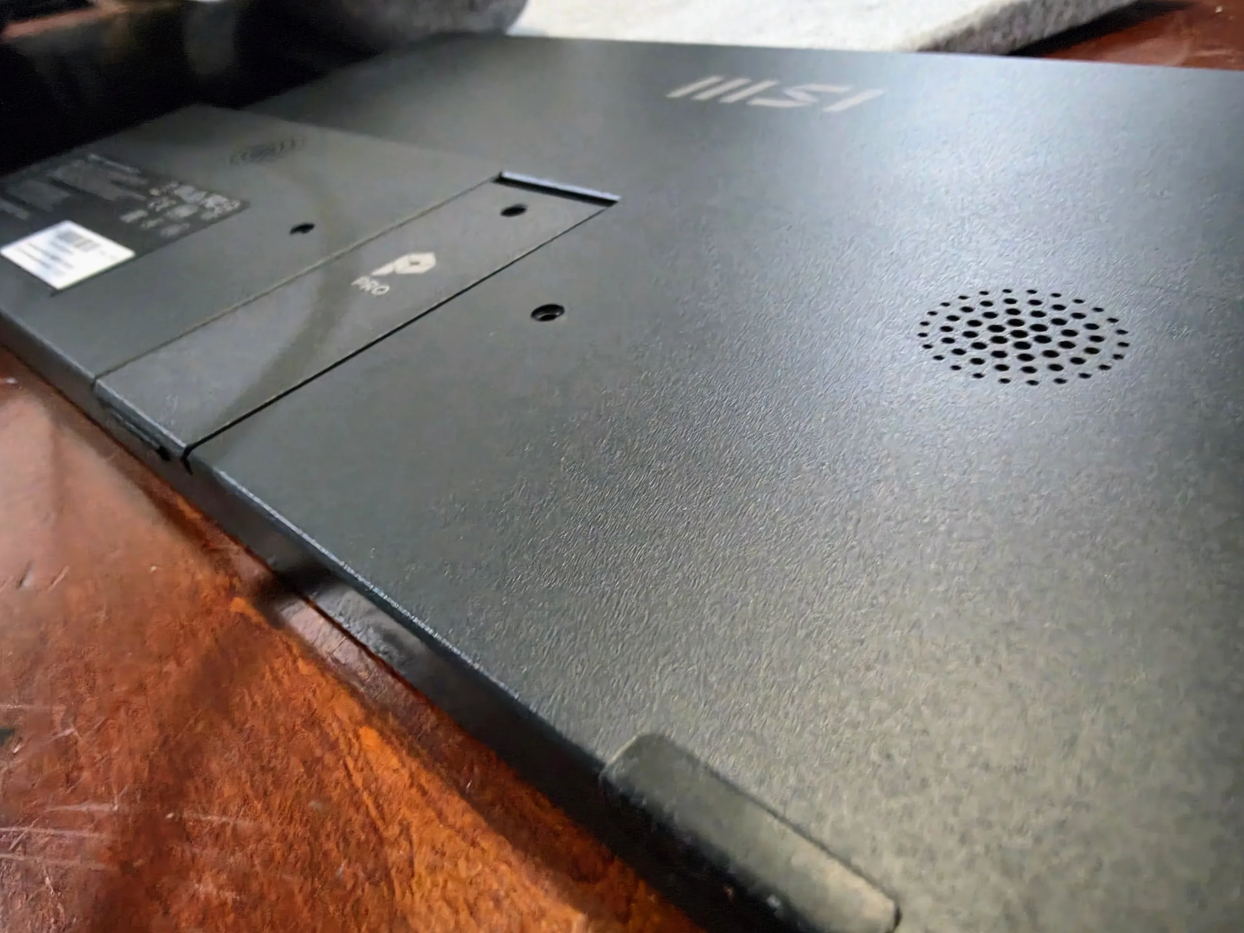 MSI Portable PRO MP165 E6 rear chassis view
